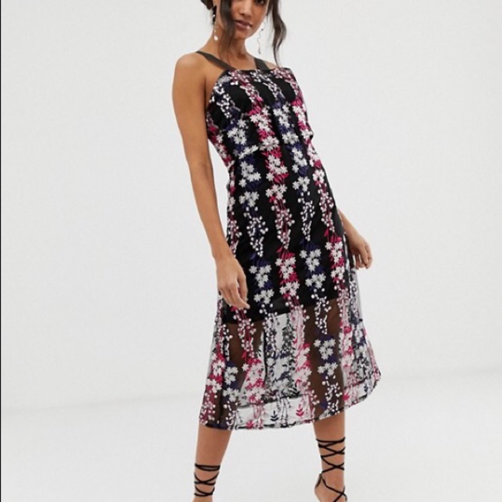 HOST PICK 💝 Embroidered Floral Maxi Dress - Picture 2 of 4